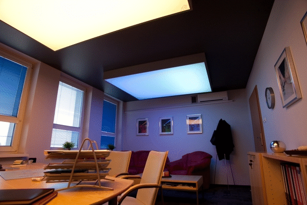 Podświetlane sufity są dobrą alternatywą dla zwykłego oświetlenia biurowego